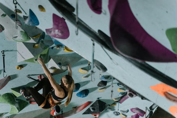 kletternde Frau in der Kletterhalle