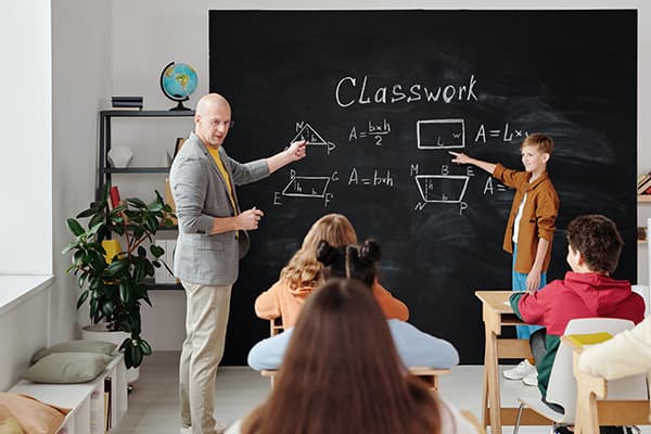 Lehrerer im Klassenzimmer