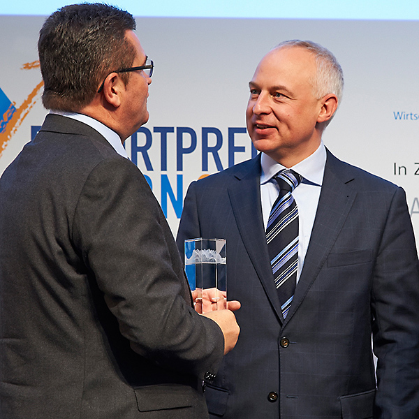 Wirtschaftsstaatssekretär Pschierer überreicht Pascal Mangold den Preis für den ersten Platz des "Exportpreises Bayern"