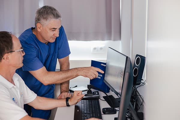 Trainer at the Mangold SimStation system