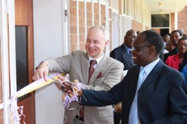 Mangold Labor für Bildungswissenschaften in Zimbabwe eingeweiht