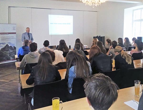 CEO Pascal Mangold referiert vor 33 hochbegabten Gymnasiasten