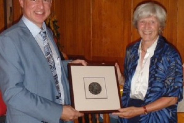 授予Mechthild Papoušek 教授杰出科学家荣誉奖章