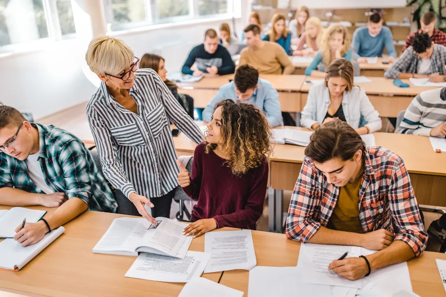 Teacher activating prior knowledge in classroom setting