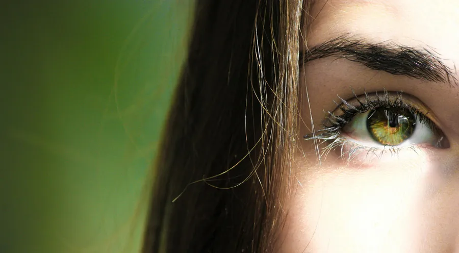 Explore a behavioral study using INTERACT to analyze mutual gaze patterns during face-to-face conversations, revealing insights into eye contact perception and personal gaze patterns.