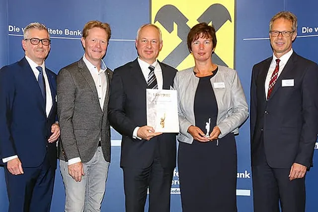 Pascal and Petra Mangold receiving an award certificate