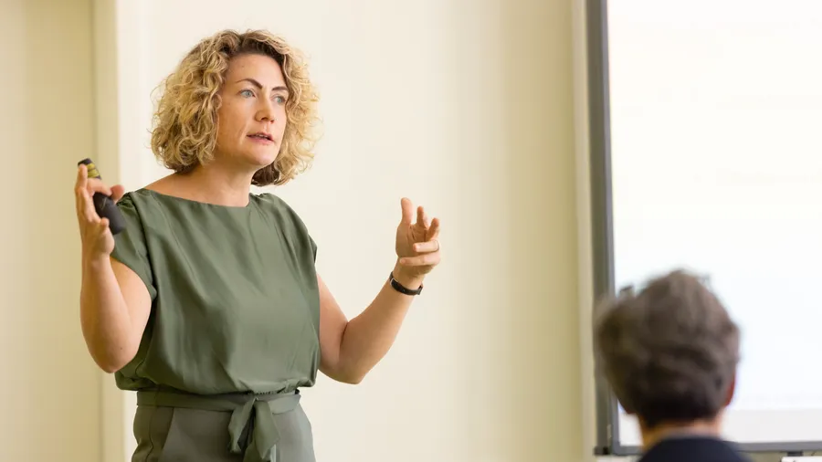 Prof. Dr. habil. Sarah Désirée Lange teaching
